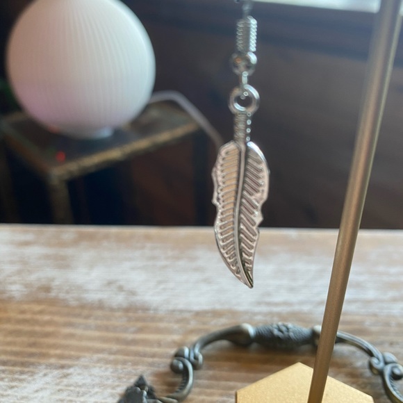 Super Cute Feather Earrings - Picture 3 of 4